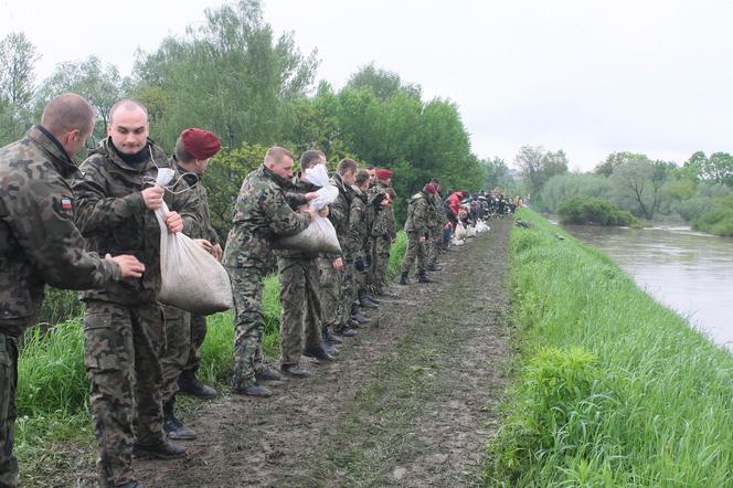 Wielka woda wdzierała się do domów. 14 lat temu Kraków i Małopolska walczyły z powodzią