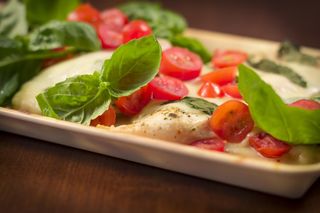 Dwa dania w jednym. Kurczak caprese smakuje i wygląda niesamowicie