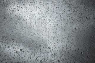 Ulewne deszcze w Małopolsce. IMGW wydało ostrzeżenie drugiego stopnia. Co to znaczy?