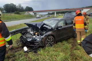 Groźny wypadek na autostradzie A4 pod Tarnowem. Osobówka uderzyła w bariery ochronne