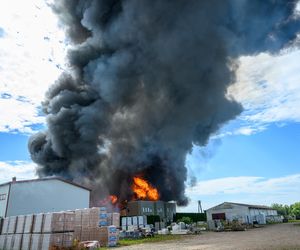 Potężny pożar w Tarnowie. Płonie hurtownia zniczy, na miejscu ponad 25 zastępów straży!