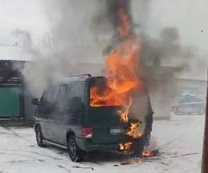  Policjanci wyciągnęli płonące auto z drewnianej wiaty