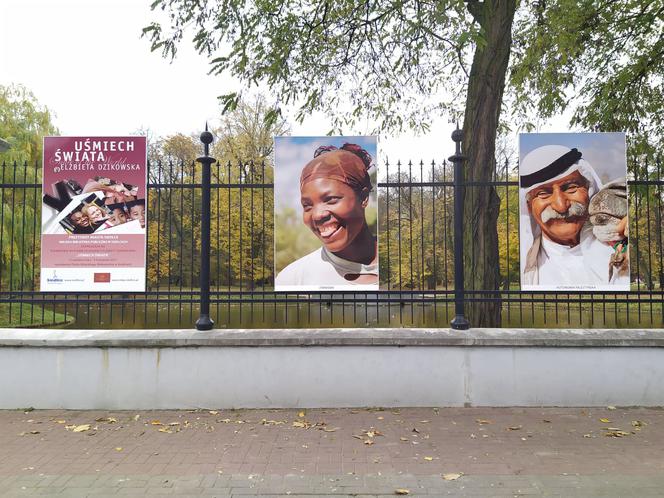 Wystawę Uśmiech świata można oglądać na parkanie siedleckiego parku Aleksandria