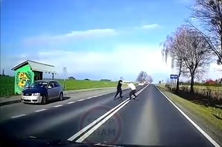 Lubelskie. Pobili się, wsiedli do jednego auta i odjechali. Internauta: „Zwykły popis dzieciaków”