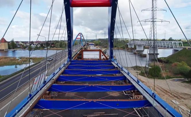Niebieskie przęsło łukowe mostu nad Dziwną jest już gotowe