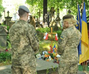 Ukraińcy w hołdzie Danielowi Sztyberowi - poległemu żołnierzowi ochotnikowi z Warszawy