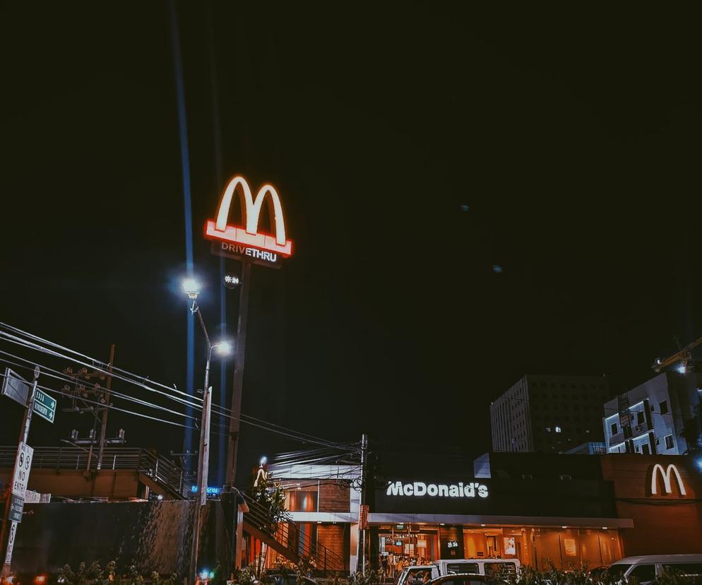 Czy McDonald jest otwarty 1 listopada 2022? Od której do której czynne? [GODZINY]