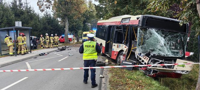 Zderzenie autobusu miejskiego z osobówką w Wilkowicach koło Leszna