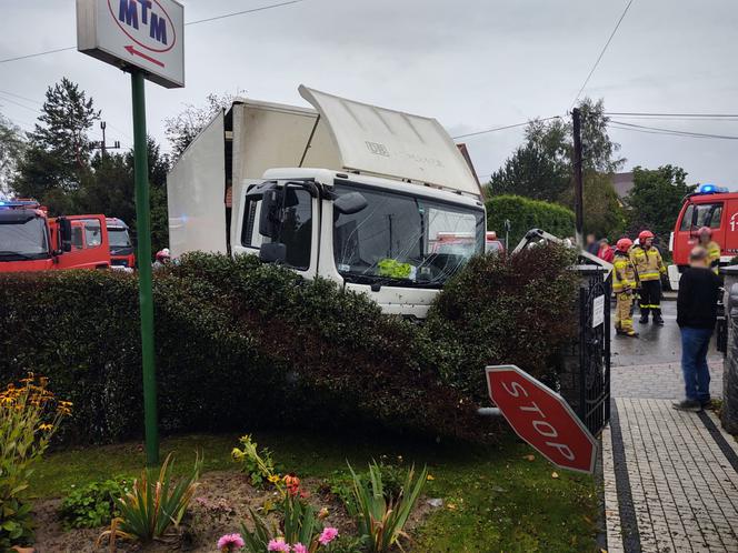 Wypadek w Stróżach. Dostawczak staranowany przez ciężarówkę