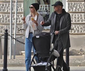 Krzysztof Ibisz z rodziną na spacerze