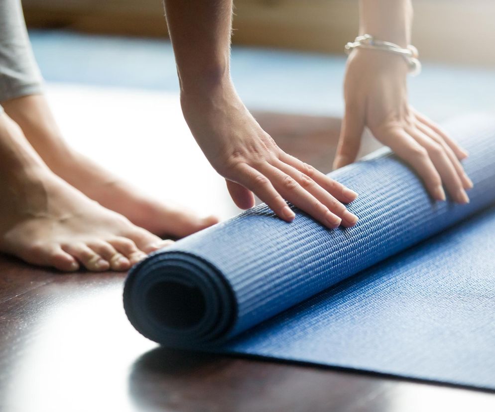 Większość sprzętów do ćwiczeń ma na sobie bakterie gronkowca. Co jeszcze można znaleźć na hantlach i na macie?