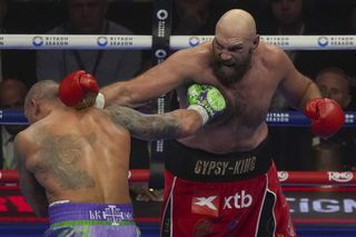 Gest Tysona Fury’ego po zakończeniu walki mówi wszystko. Klasy nie kupisz! Zrobił to, gdy przemawiał Ołeksandr Usyk