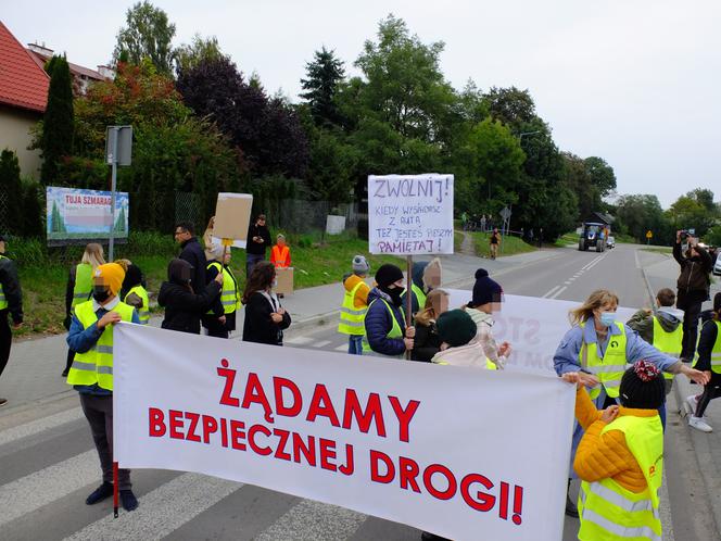 Kilka dni temu pod kołami auta zginął 9-latek. Mieszkańcy Krężnicy Jarej pod Lublinem mają dość. Protestują.