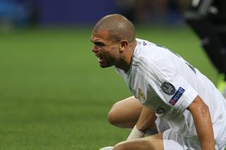 Liga Mistrzów: Pepe zagrał oscarową rolę BŁAZNA! Co on wyrabiał?! [WIDEO]