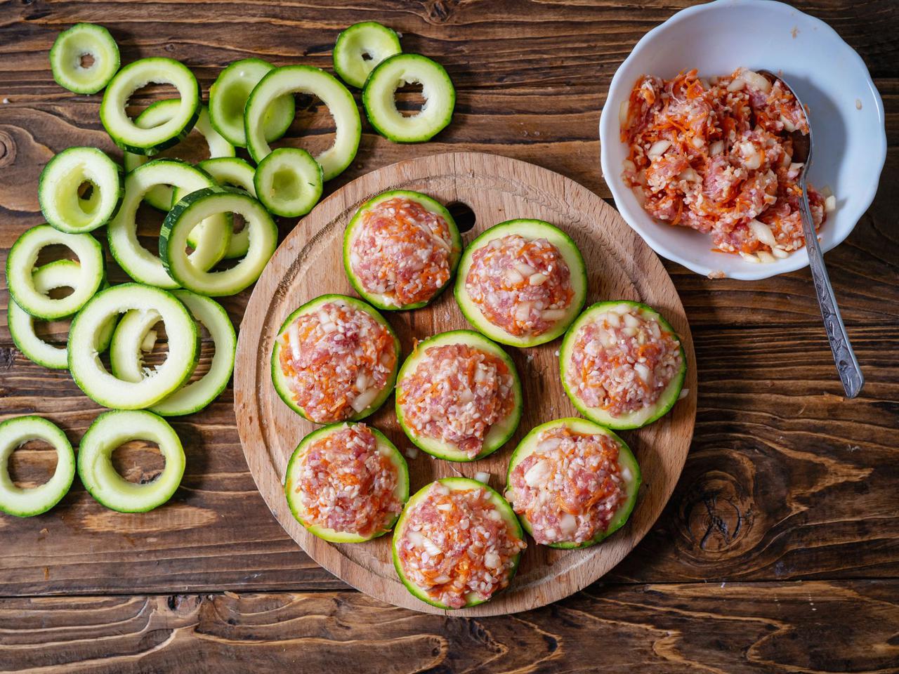 Kotlety mielone smażone w cukinii - fantastyczny pomysł na mieleniaki!