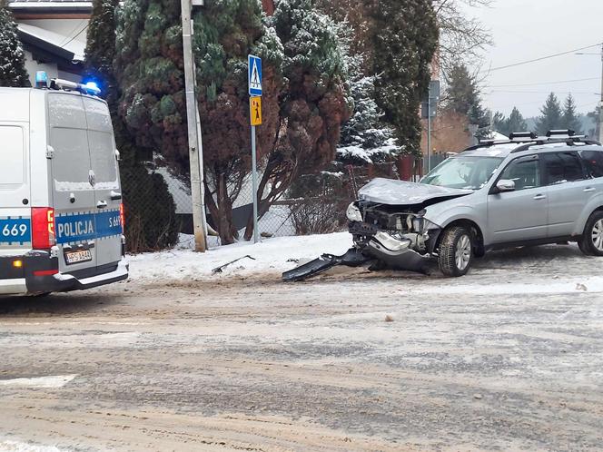 Kraksa na rondzie przy SP nr 11 w Starachowicach