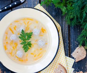 Zupa klopsowa, zabielana, jak u Magdy Gessler