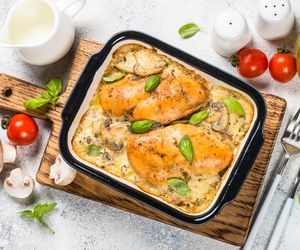 Filet z piersi kurczaka zapiekany z białą kapustą i pieczarkami