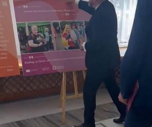 Grzegorz Braun pojawił się w Sejmie. Wpadł w furię i zdemolował wystawę!