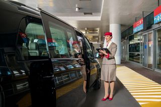 Linie Emirates wprowadzają nowe, stylowe uniformy dla elitarnego zespołu obsługi pasażerów premium i VIP