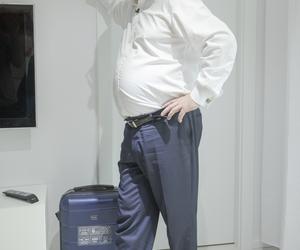 Zastępca Zbigniewa Ziobry trzyma ubrania w walizce. Smutny widok w lodówce. Tak mieszka Michał Wójcik