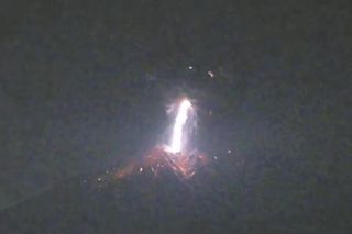 Wielki wybuch wulkanu! Słup dymu na 4 kilometry, władze ostrzegają