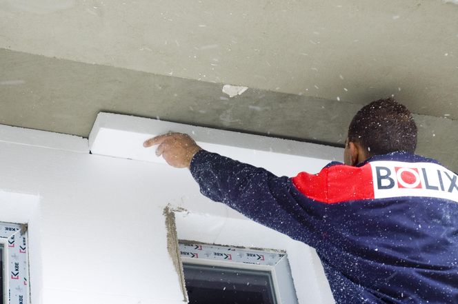 Wykusze muszą być ocieplone ciągłą warstwą izolacji termicznej. Gdy chce się ograniczyć grubość ocieplenia pod wykuszem, można się zdecydować na materiał o lepszej izolacyjności