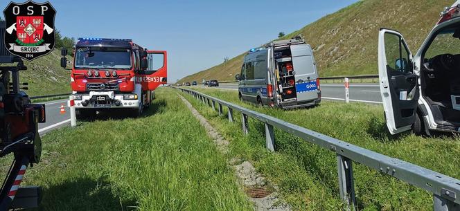 Grojec. Kierowca nie żyje, motocykl rozpadł się na kawałki. Wypadek śmiertelny na autostradzie
