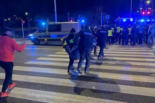 Warszawa. Ostatnie Pokolenie zablokowało Wisłostradę pod mostem Gdańskim. Aktywistów zabrała policja [ZDJĘCIA].