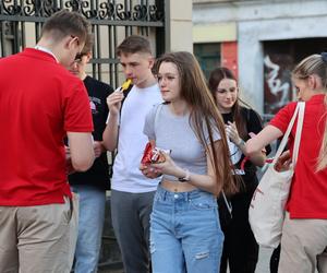 Czerwony autobus linii 7Days już na ulicach Lublina! Za nami inauguracja trasy podczas parady studentów