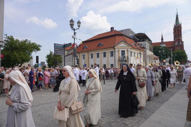 Boże Ciało 2024. Tłumy wiernych przeszły w procesji ulicami Białegostoku