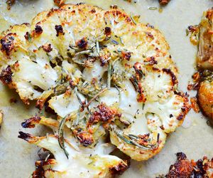 Kalafior pieczony w całości, z bułką tartą i ziołami - oryginalny przepis na kalafiora