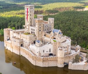 Wstęp wzbroniony, a i tak przyciąga tłumy. Co kryje zamek w Stobnicy?