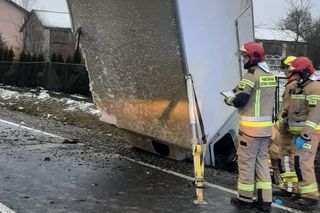 Bus wjechał do rowu i stanął w pionie