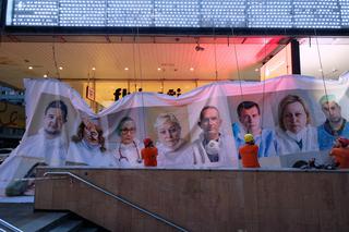 Banner z portretami medyków covidowych zawisł na Domach Towarowych Wars Sawa Junior