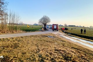 Śmiertelny wypadek pod Piotrkowem Trybunalskim. 69-latka nie żyje, kierująca dodgem i 16-latka ranne [ZDJĘCIA]