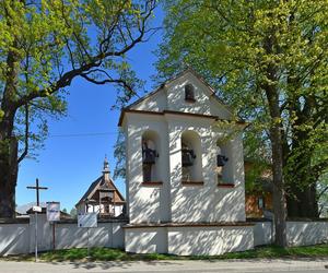 To jeden z najpiękniejszych kościołów w Małopolsce. Nad wejściem znajduje się najstraszniejszy wizerunek diabła 