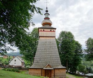 To jedna z najmniejszych małopolskich wsi. Kiedyś król Polski podarował ją biskupowi z Krakowa 