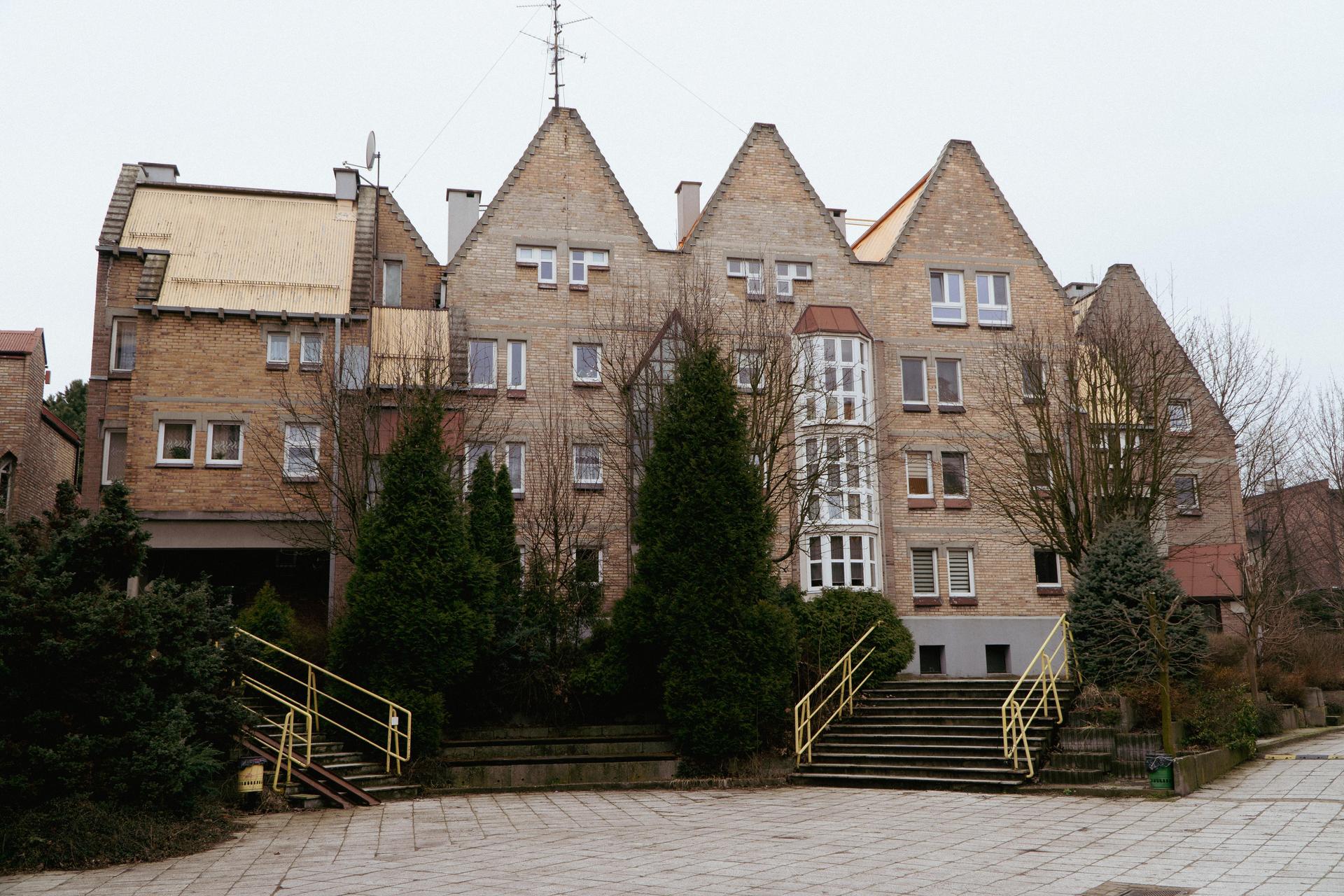 Osiedle Nad Jamną - zdjęcia. Zobacz wyjątkowe osiedle z wielkiej płyty; stoi pod Katowicami