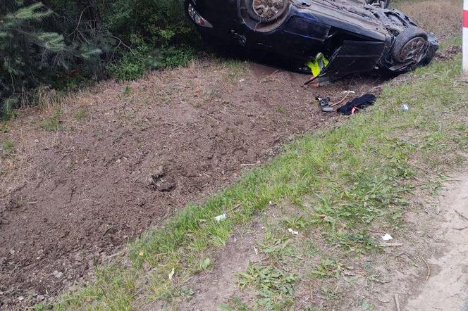 Dachowanie samochodu z dziećmi. Ojciec był pijany, matka z zaległym wyrokiem