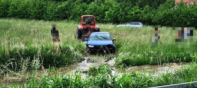 Wypadek w powiecie strzelińskim: Volkswagen wypadł z drogi i wpadł do rzeki