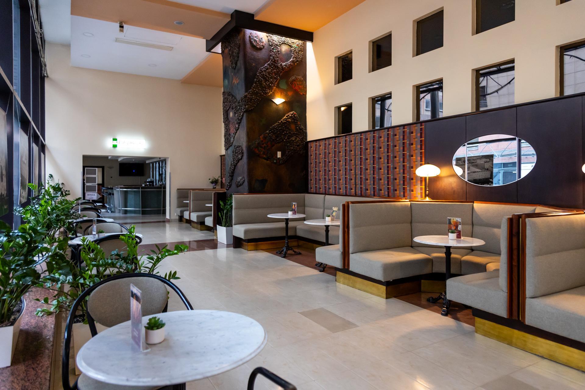 Mozaiki Rechowiczów w warszawskim Domu Chłopa - zobacz zdjęcia. Dziś mieści się tu Hotel Gromada
