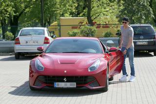 Robert Lewandowski IMPREZOWAŁ z kolegami. Przyjechał luksusowym Ferrari