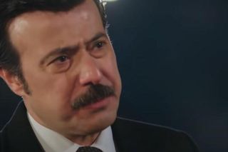 Dziedzictwo odc. 776-782. Cenger domyśla się, że Nedim szantażuje Nanę. Idris i Nedim każą Kazimowi zabić Cengera