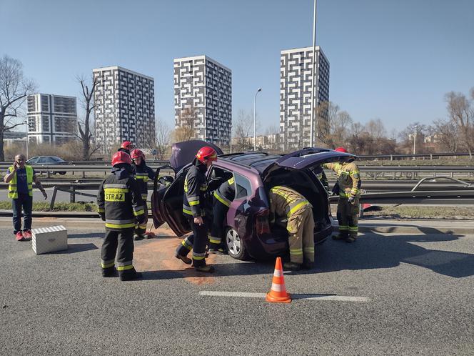 Auto zawisło na barierkach. Groźny wypadek na trasie Siekierkowskiej