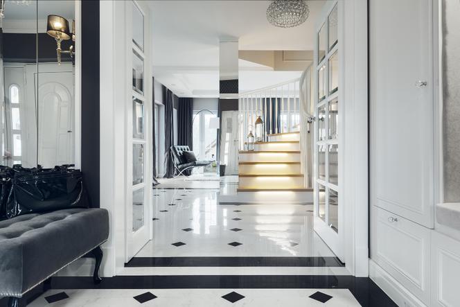 Projekt wnętrz domu w stylu glamour
