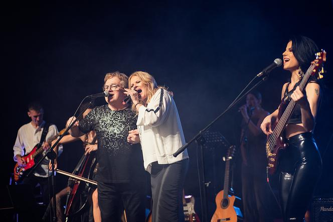 JOANNA DUDKOWSKA FEAT. KOVA & GWIAZDY POLSKIEJ ESTRADY – Music and Visual Experience w poznańskiej Auli Artis 