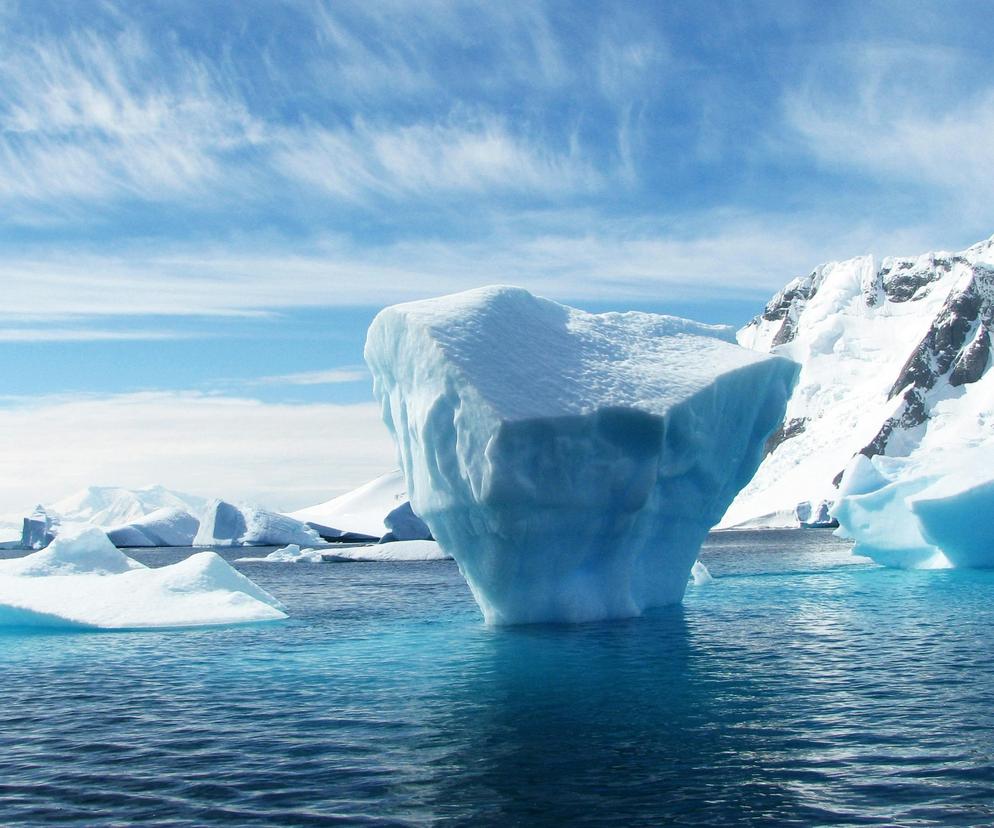 Lód z lodowca wyławiany jest z oceanu