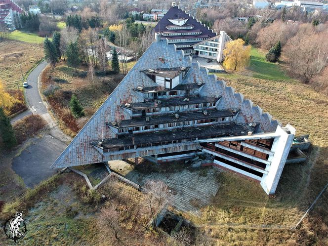 Najdziwniejszy budynek w województwie śląskim. To betonowa Utopia w Sercu Beskidów