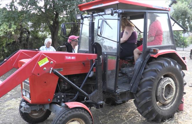 Rolnicy. Podlasie. Zagraniczne studentki zwiedzają gospodarstwo Gienka i Andrzeja z Plutycz